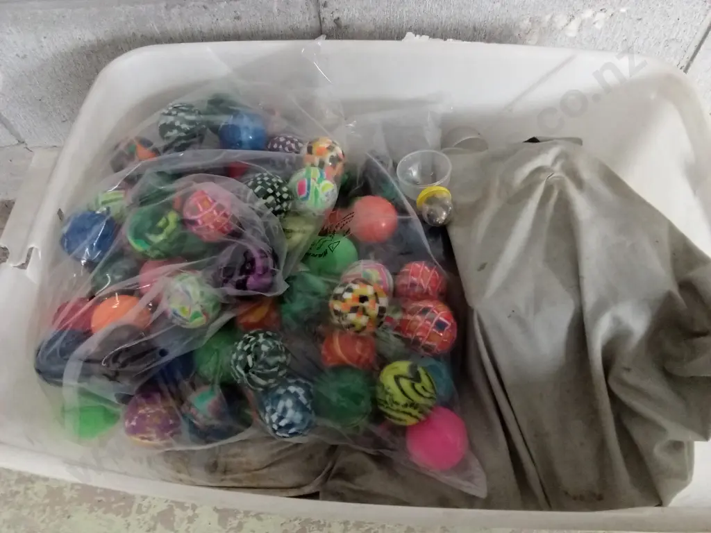 BOX OF VENDING MACHINE STOCK, MIX OF COSTUME JEWELLERY Image 1++