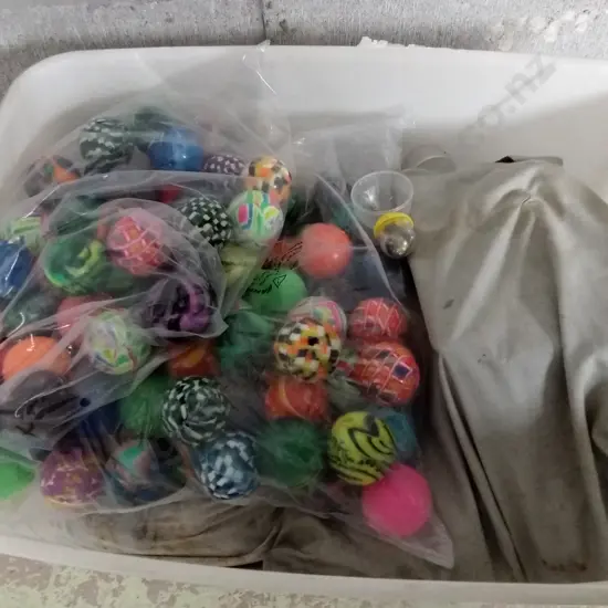 BOX OF VENDING MACHINE STOCK, MIX OF COSTUME JEWELLERY