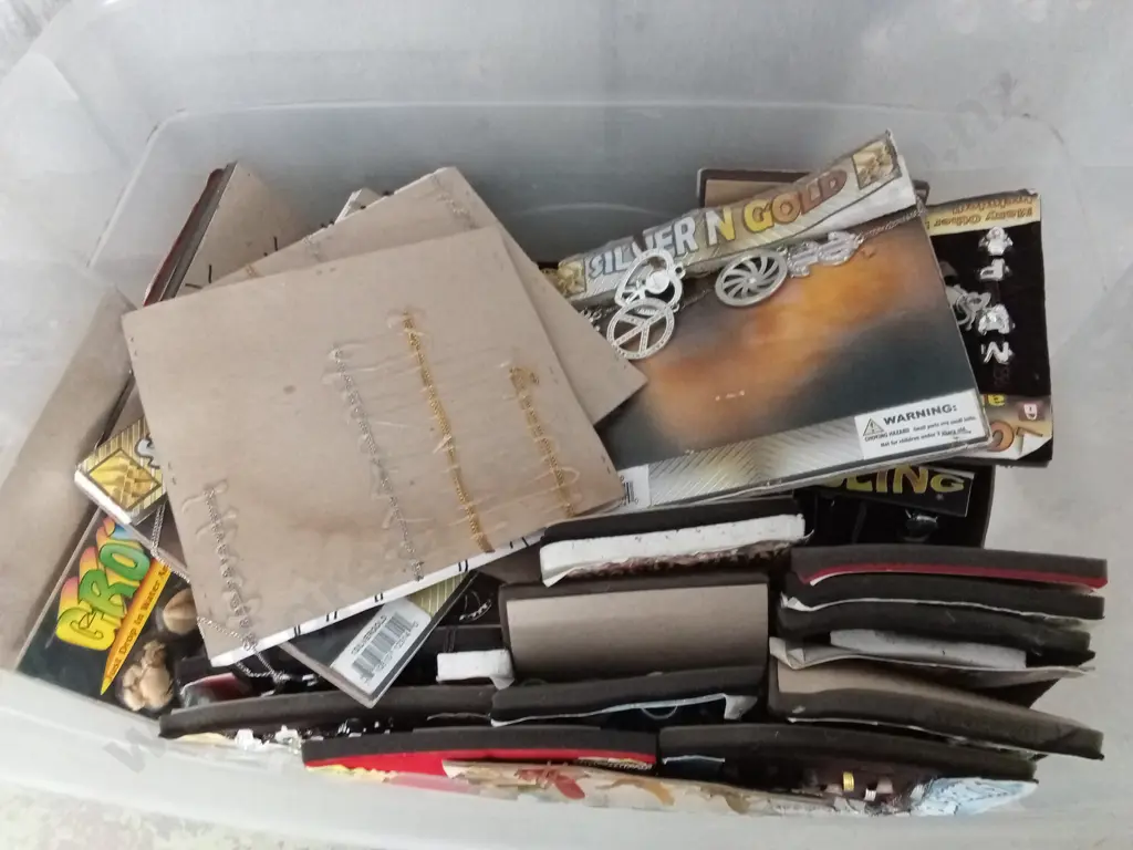 BOX OF VENDING MACHINE STOCK, MIX OF COSTUME JEWELLERY Image 1++