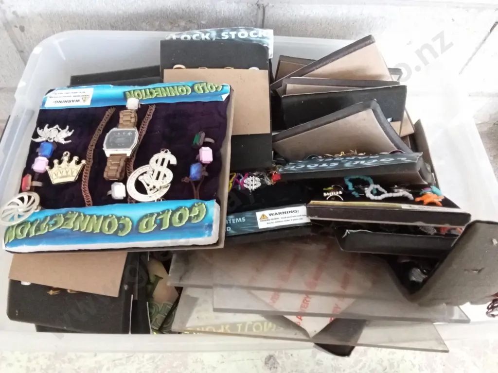 BOX OF VENDING MACHINE STOCK, MIX OF COSTUME JEWELLERY Image 1++