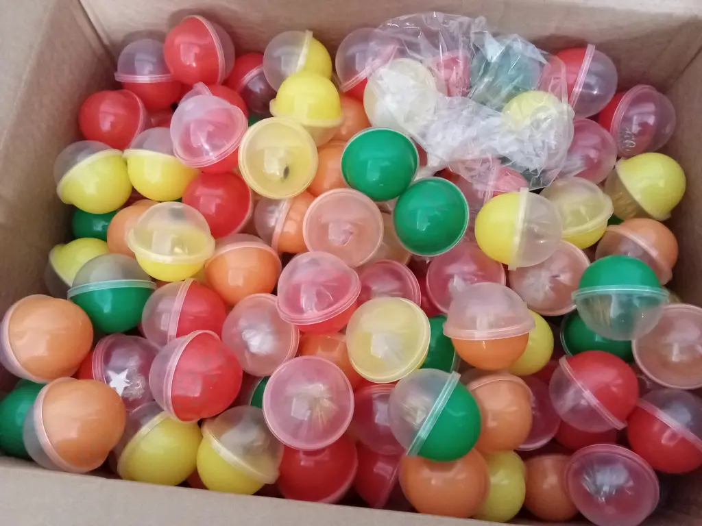 BOX OF VENDING MACHINE STOCK, MIX OF COSTUME JEWELLERY Image 1++