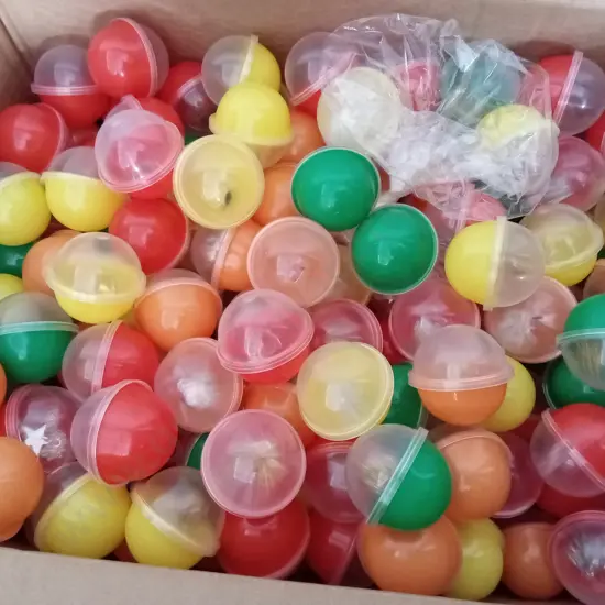 BOX OF VENDING MACHINE STOCK, MIX OF COSTUME JEWELLERY