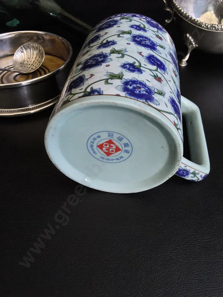 MIX OF VINTAGE TABLEWARE, INCLUDING SILVER PLATED SUGAR SCUTTLE, SUGAR SIFTER SPOON, ETC. TALLEST H 12 Image 1++