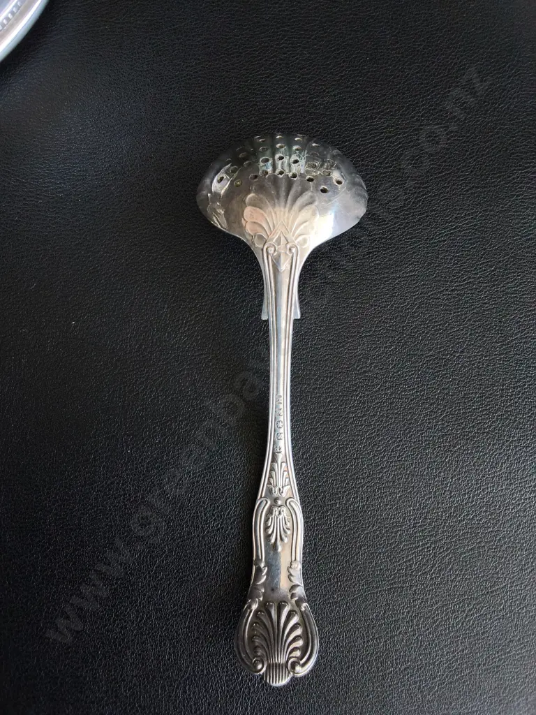 MIX OF VINTAGE TABLEWARE, INCLUDING SILVER PLATED SUGAR SCUTTLE, SUGAR SIFTER SPOON, ETC. TALLEST H 12 Image 1++