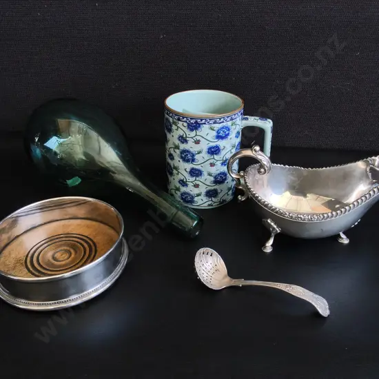 MIX OF VINTAGE TABLEWARE, INCLUDING SILVER PLATED SUGAR SCUTTLE, SUGAR SIFTER SPOON, ETC. TALLEST H 12