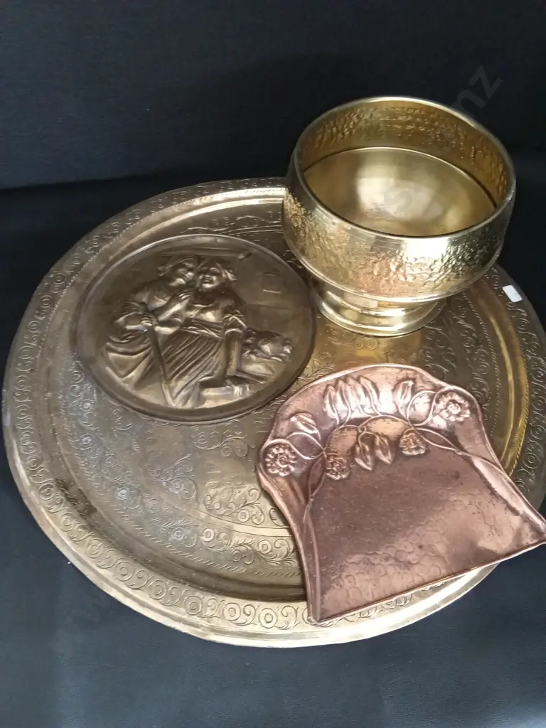 4 DECORATIVE ITEMS SOME BRASS, LARGEST DIA 60CM Image 1++