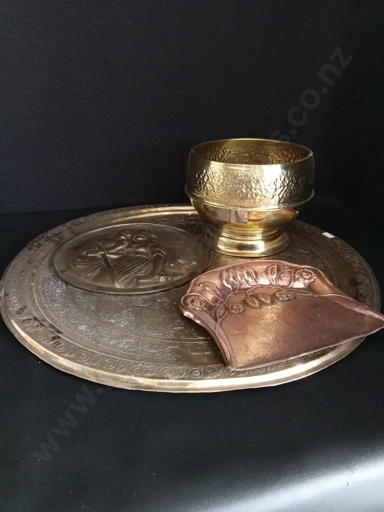 4 DECORATIVE ITEMS SOME BRASS, LARGEST DIA 60CM Image 1++