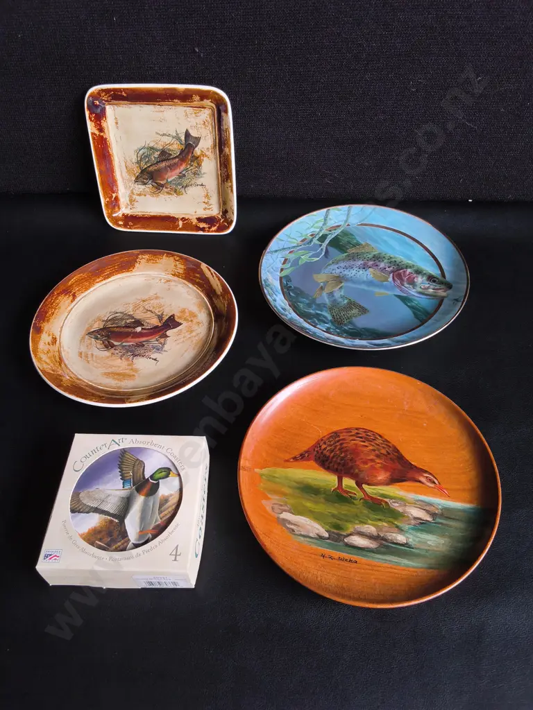 FISH AND BIRD DECORATIVE PLATES AND SET OF COASTERS, WIDEST DIA 20.5 CM Image 1++