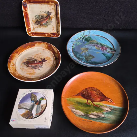 FISH AND BIRD DECORATIVE PLATES AND SET OF COASTERS, WIDEST DIA 20.5 CM