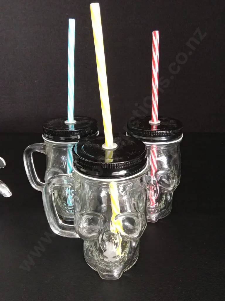 GLASS DRINK DISPENSER H35CM WITH 3 SKULL GLASSES H12CM Image 1++