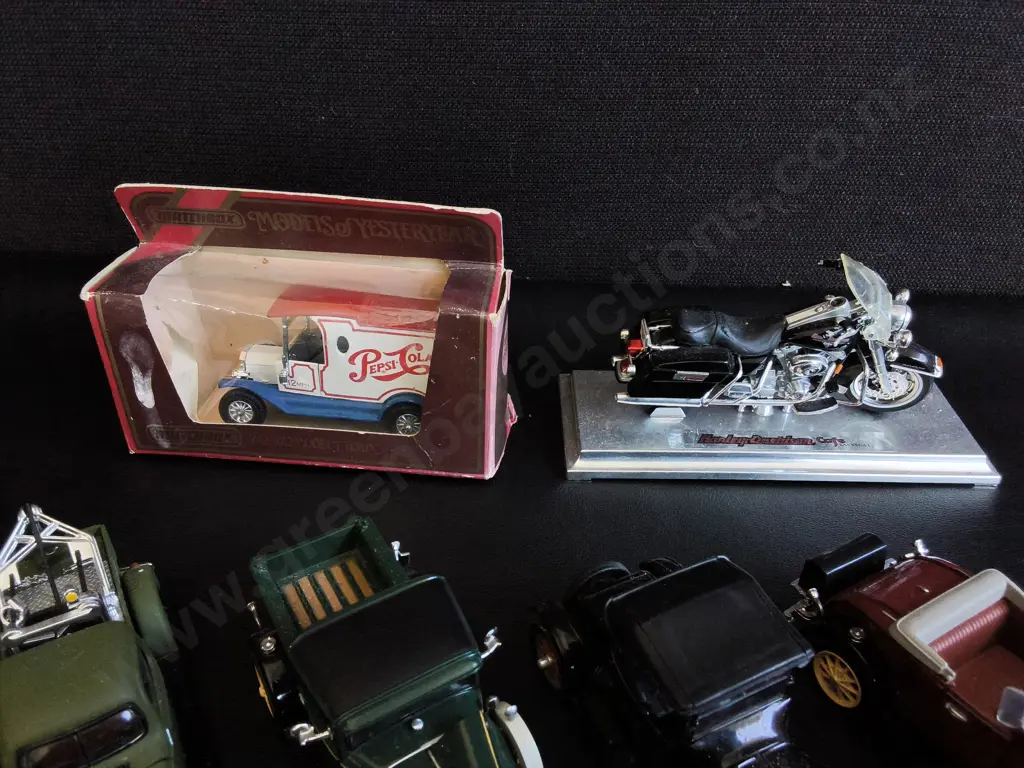 COLLECTION OF VINTAGE MODEL CARS, INCLUDING PACKAGED MATCHBOX MODELS OF YESTERYEAR 1912 MODEL T FORD, 14 PIECES Image 1++
