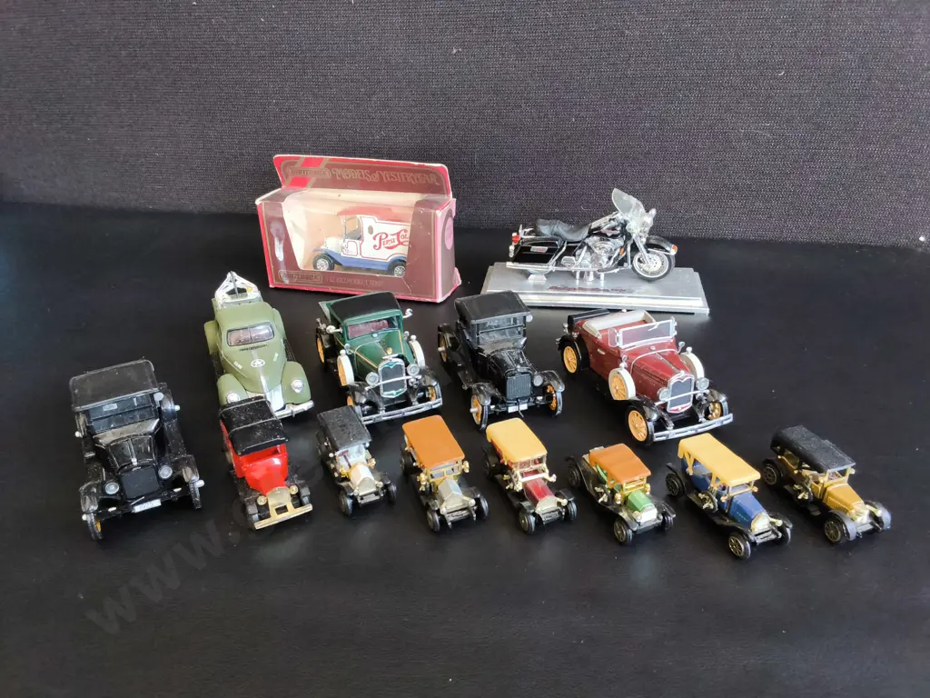 COLLECTION OF VINTAGE MODEL CARS, INCLUDING PACKAGED MATCHBOX MODELS OF YESTERYEAR 1912 MODEL T FORD, 14 PIECES Image 1++