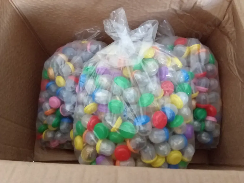 BOX OF VENDING MACHINE STOCK, MIX OF COSTUME JEWELLERY Image 1++