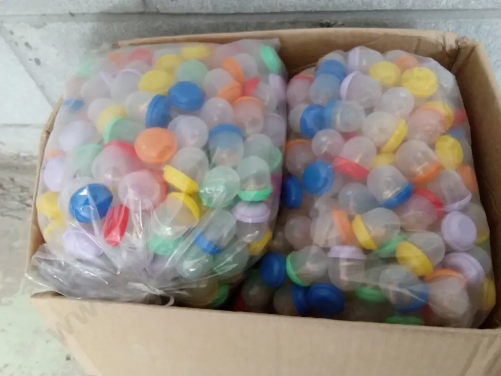 BOX OF VENDING MACHINE STOCK, MIX OF COSTUME JEWELLERY Image 1++