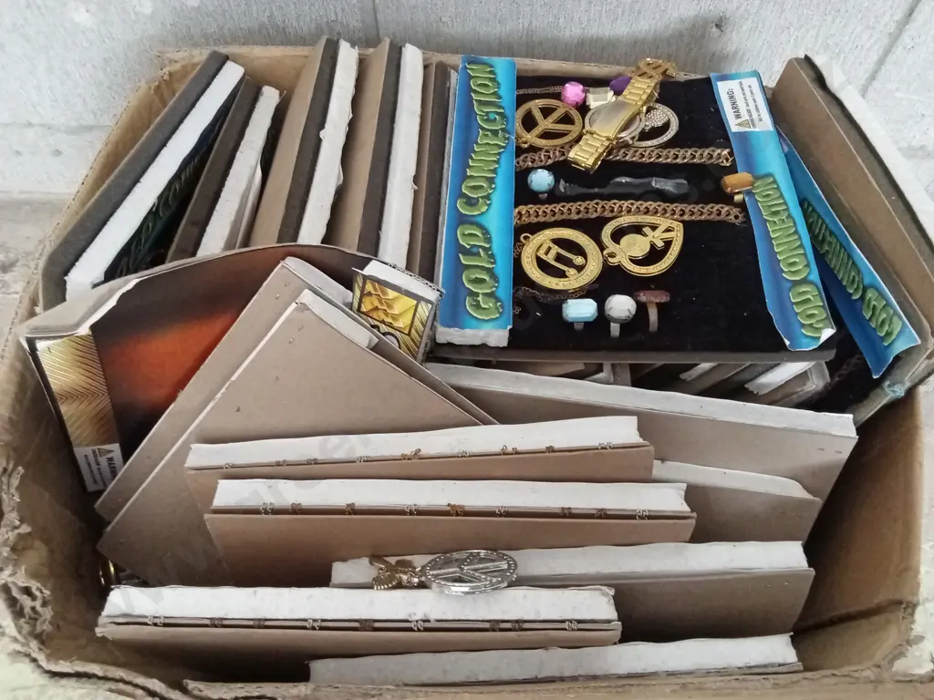 BOX OF VENDING MACHINE STOCK, MIX OF COSTUME JEWELLERY Image 1++