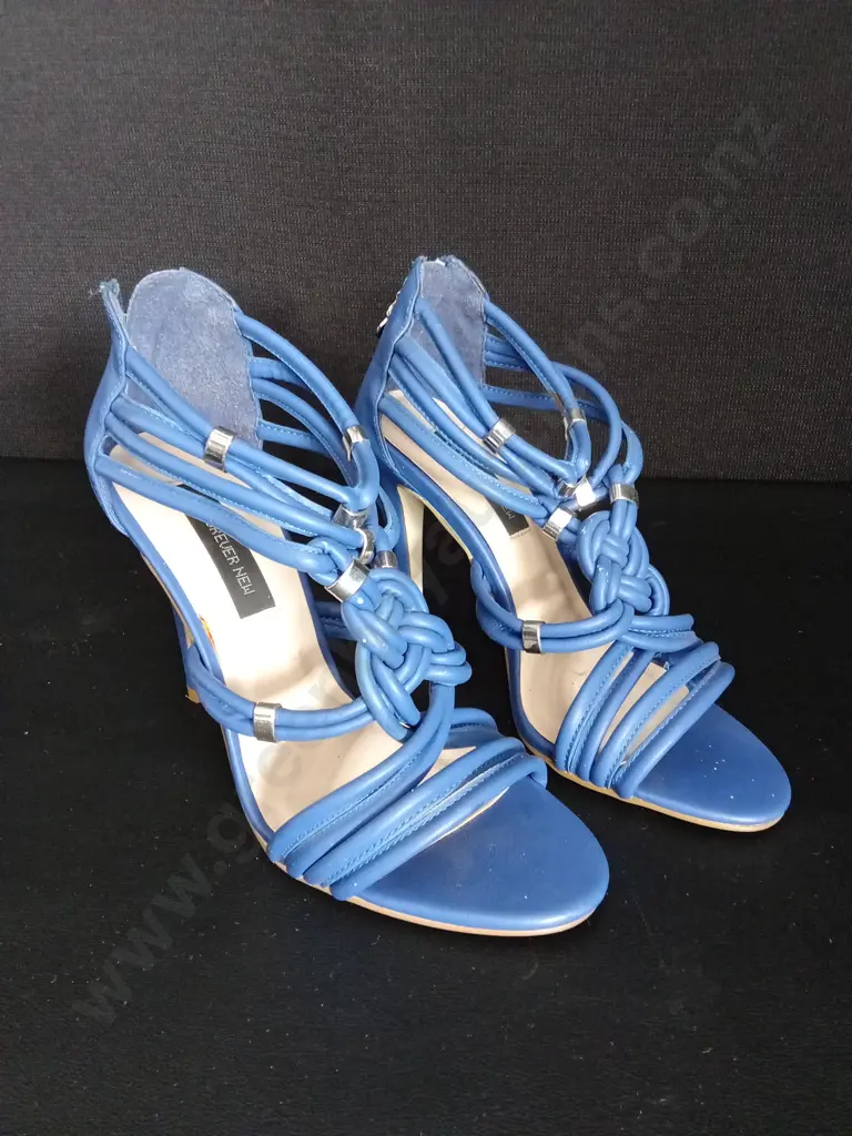 PAIR OF BLUE FOREVER NEW SIZE 39 HEELS Image 1++