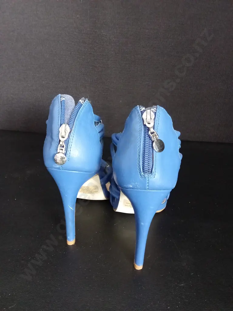 PAIR OF BLUE FOREVER NEW SIZE 39 HEELS Image 1++