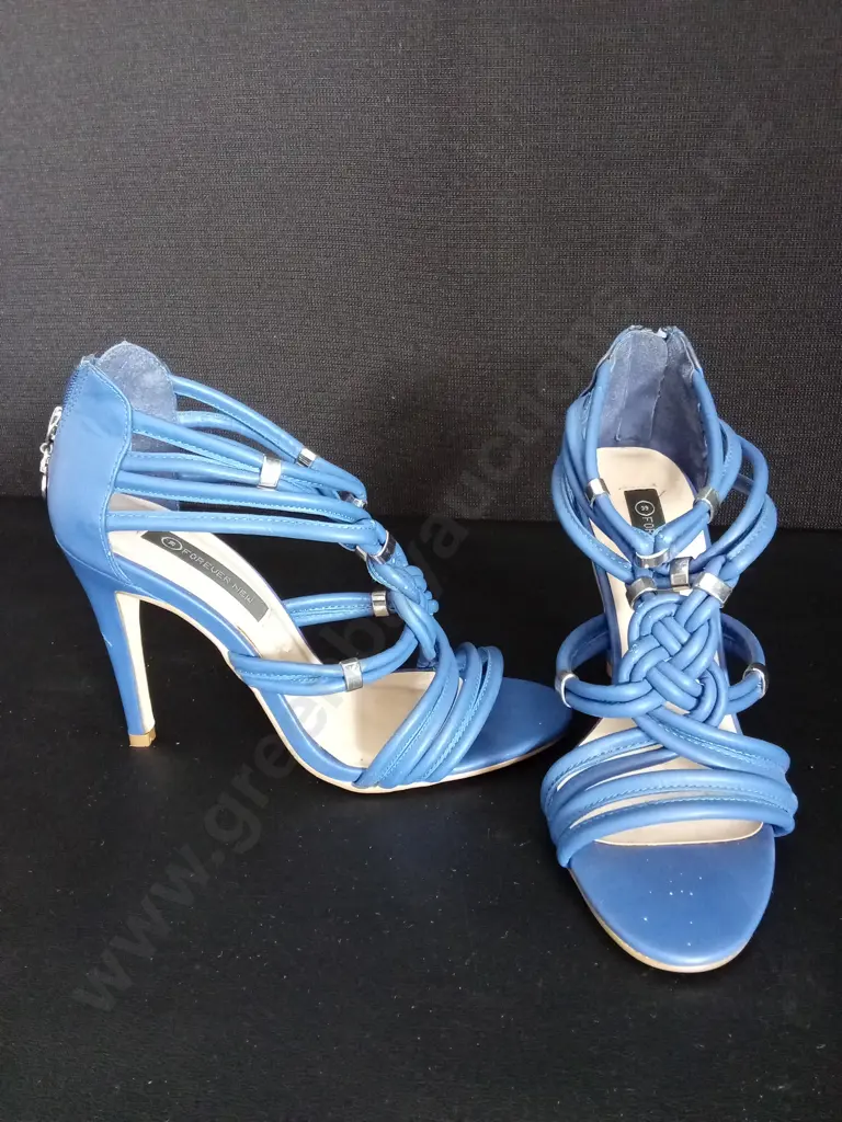 PAIR OF BLUE FOREVER NEW SIZE 39 HEELS Image 1++