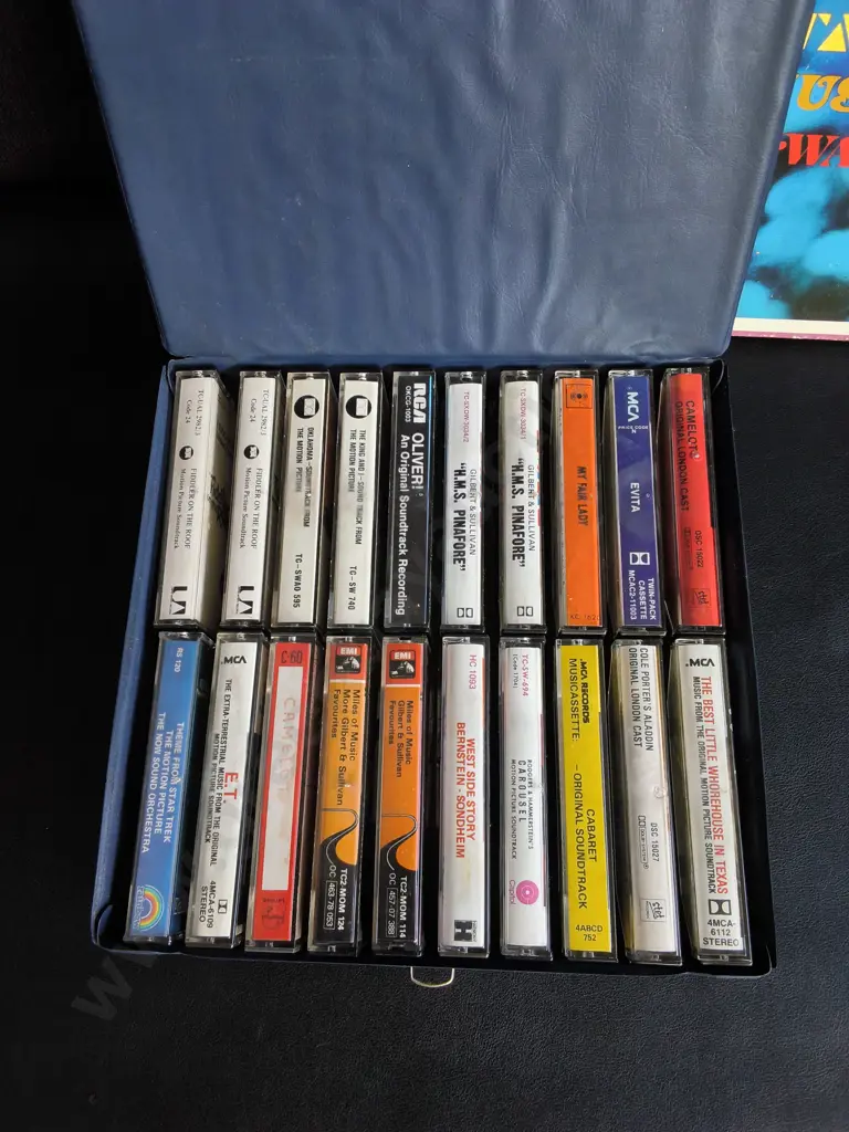 MIX OF CASSETTES AND VINTAGE RECORDS Image 1++