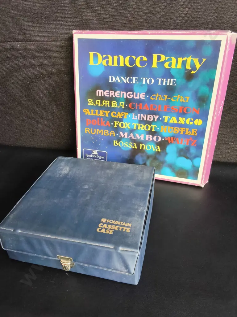 MIX OF CASSETTES AND VINTAGE RECORDS Image 1++