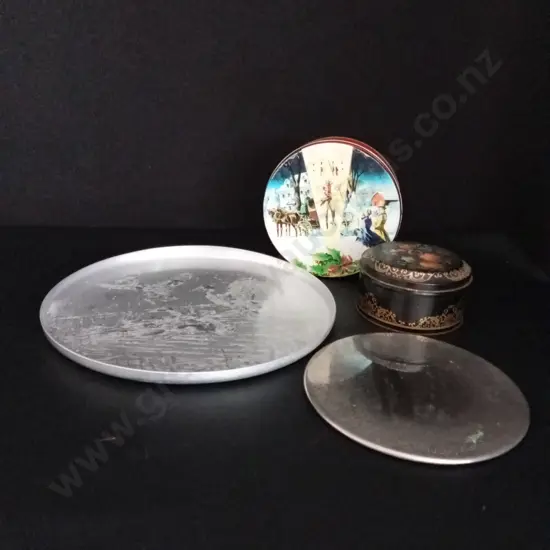 4 DECORATIVE ITEMS LARGEST DIA 32CM