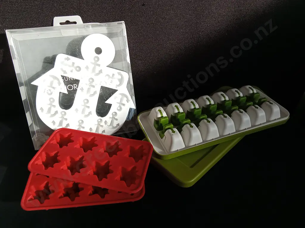 MIX OF ICE TRAYS Image 1++