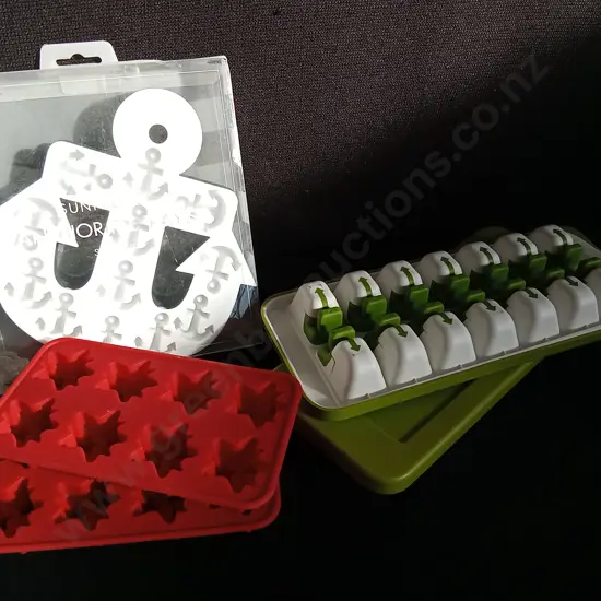 MIX OF ICE TRAYS