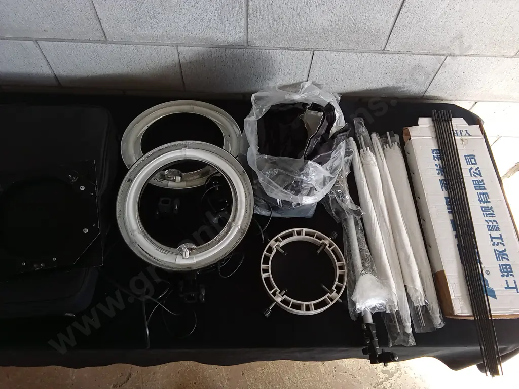 PHOTOGRAPHY LIGHTING KIT INCLUDING TWO RING LIGHTS, AND CARRYING CASES Image 1++