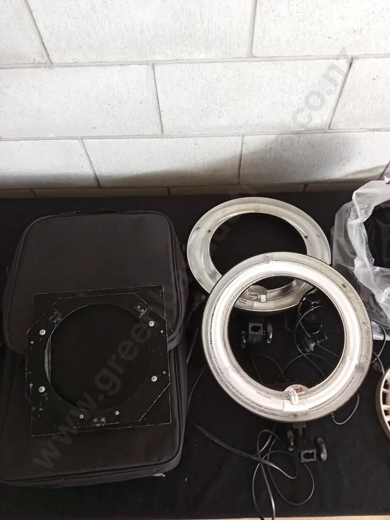 PHOTOGRAPHY LIGHTING KIT INCLUDING TWO RING LIGHTS, AND CARRYING CASES Image 1++