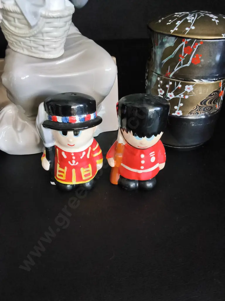MIX OF DECORTIVE ITEMS Image 1++