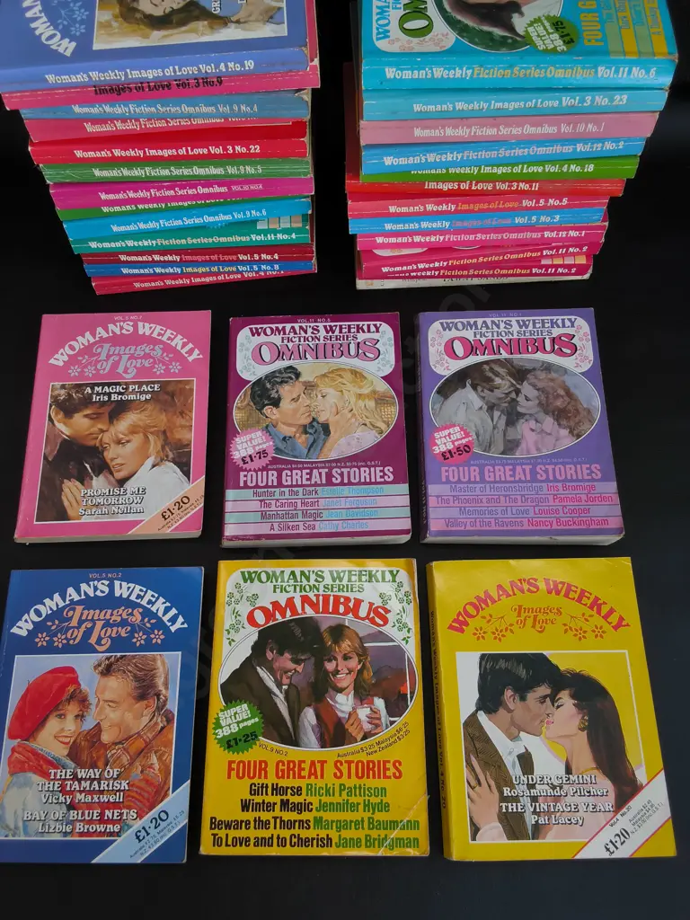 COLLECTION OF VINTAGE AUSTRALIAN WOMEN'S WEEKLY PAPERBACKS, ROMANCE NOVELLAS AND OMNIBUS COLLECTION Image 1++