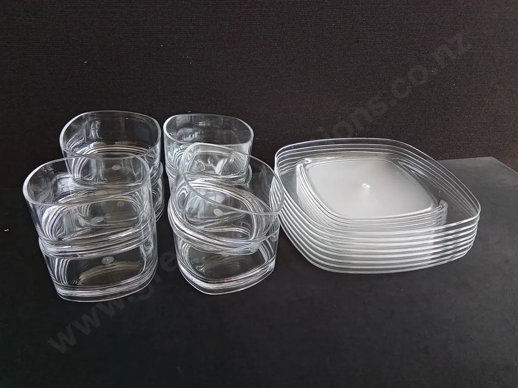 SET OF 8 PLASTIC BOWLS AND 8 PLASTIC PLATES, WIDEST W 25 CM Image 1++