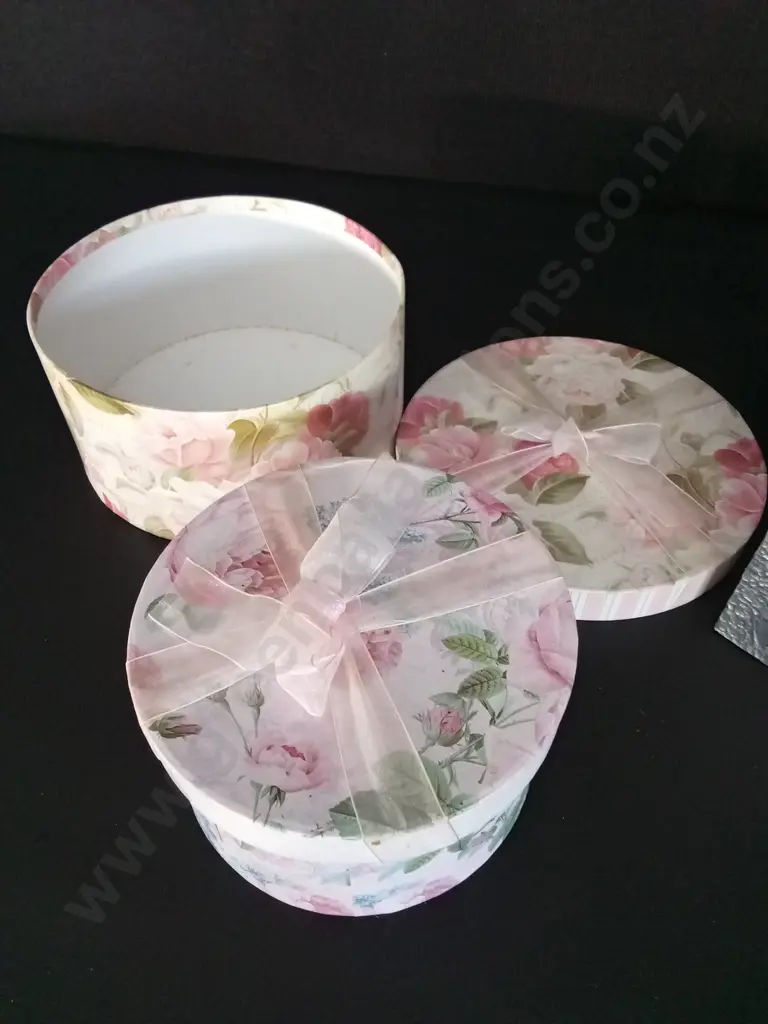 GIFT BOXES AND CANDLES Image 1++