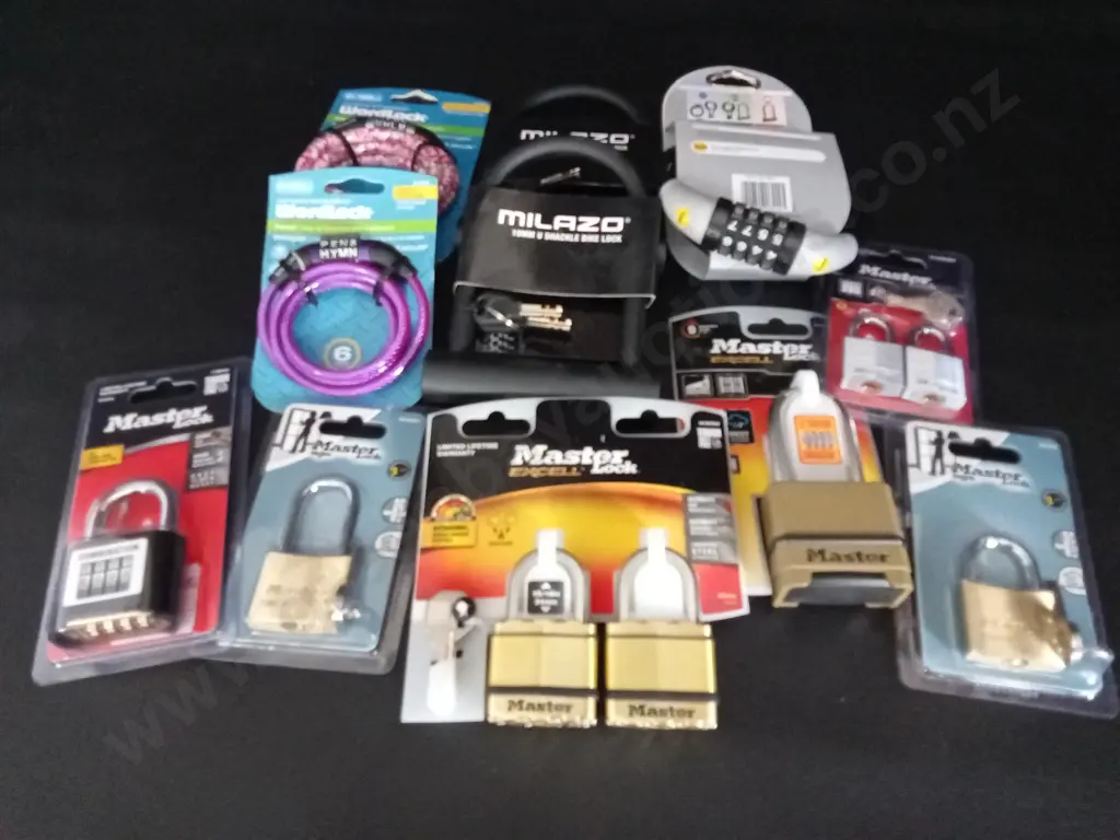 BOX OF LOCKS Image 1++