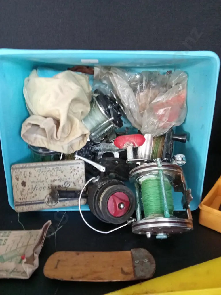 BOX OF ASSORTED FISHING GEAR Image 1++