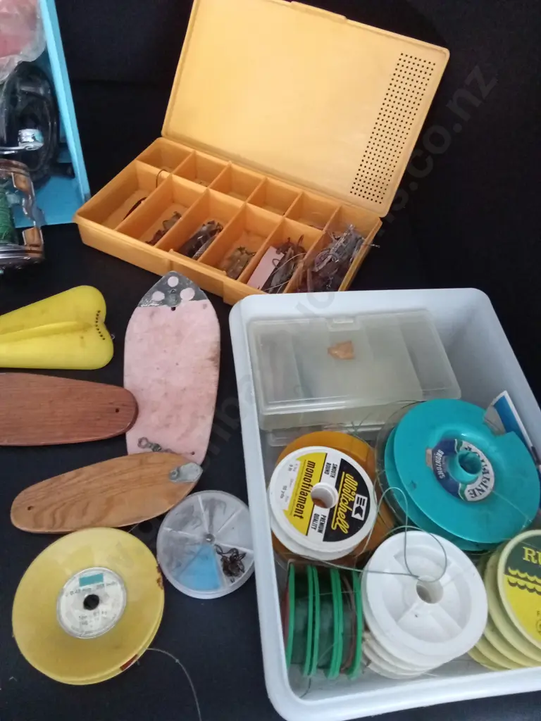 BOX OF ASSORTED FISHING GEAR Image 1++