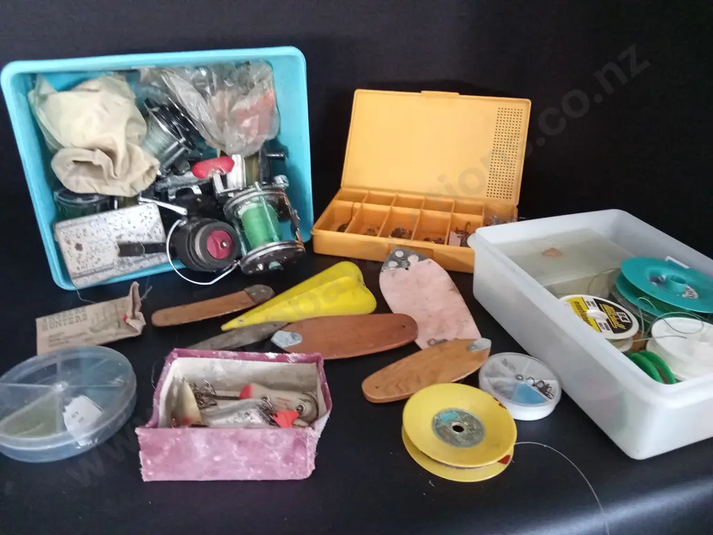 BOX OF ASSORTED FISHING GEAR Image 1++