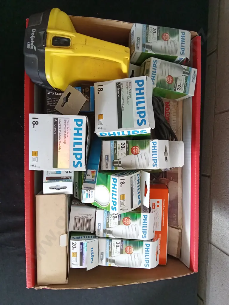 BOX OF LIGHTBULBS AND LIGHTING ACCESSORIES Image 1++
