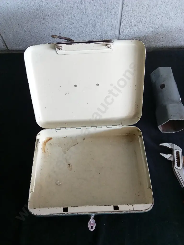 COLLECTION OF TOOLS INLCUDING WORKING SANDER Image 1++