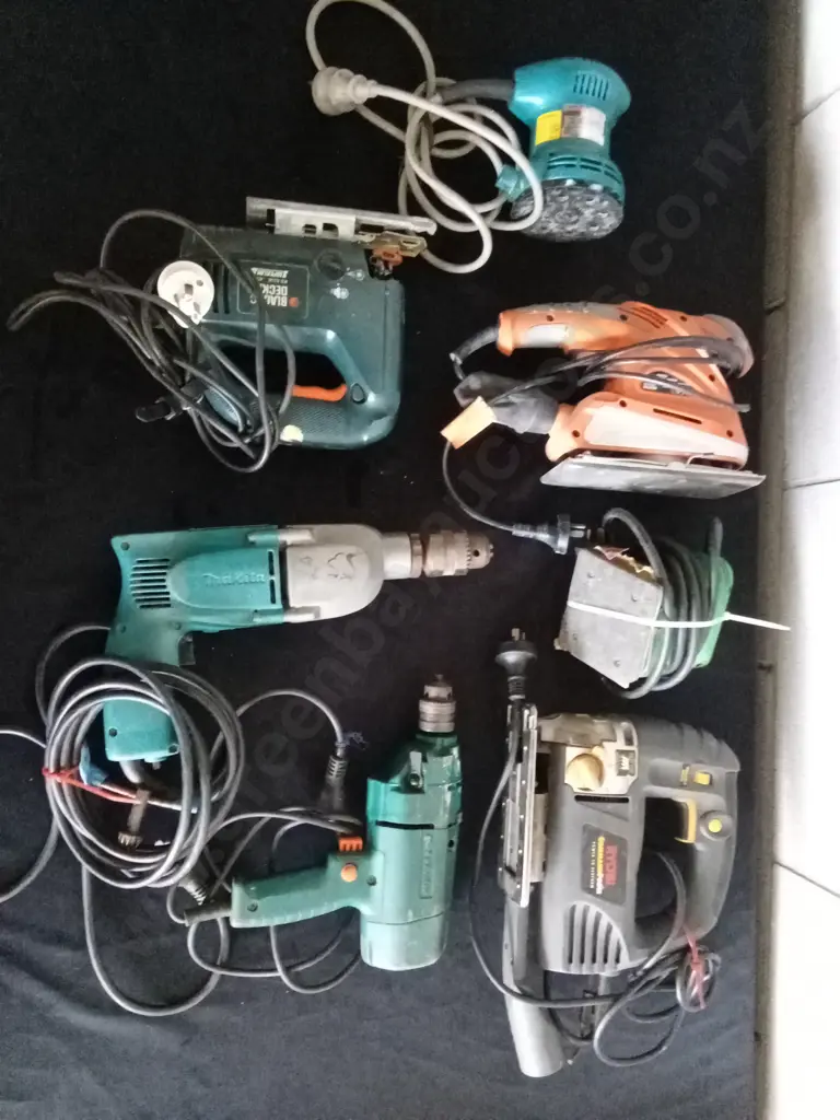 COLLECTION OF WORKING CORDED POWER TOOLS Image 1++