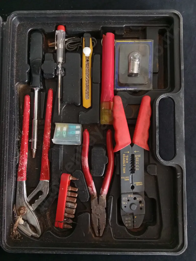 CASE OF MISCELLANEOUS TOOLS Image 1++