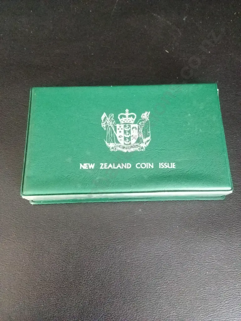 1980 NEW ZEALAND ANNUAL PROOF COIN "FANTAIL" SET INCLUDING STIRLING SILVER $1 COIN Image 1++