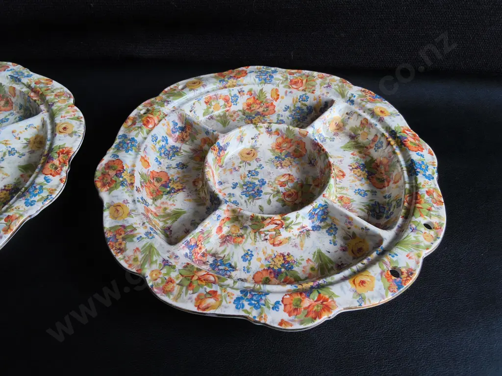 PAIR OF VINTAGE 1930S FLORAL CHINTZ SECTIONED SERVING PLATTERS, W 27 CM Image 1++