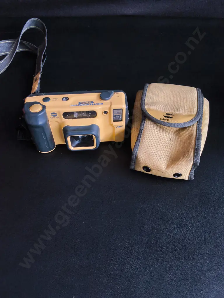 VINTAGE YELLOW MINOLTA WEATHERMATIC WATERPROOF 35MM FILM CAMERA AND CASE Image 1++