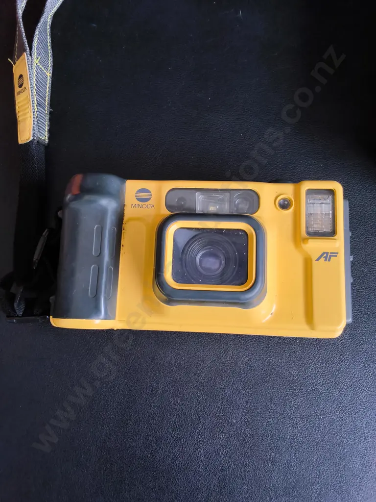 VINTAGE YELLOW MINOLTA WEATHERMATIC WATERPROOF 35MM FILM CAMERA AND CASE Image 1++