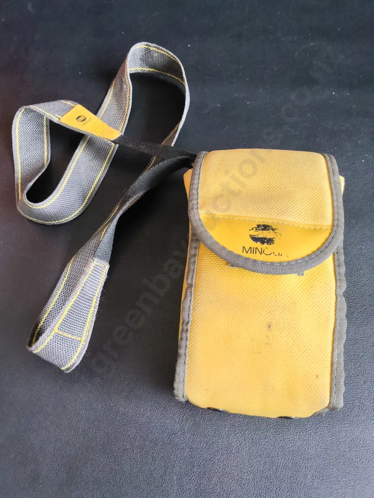 VINTAGE YELLOW MINOLTA WEATHERMATIC WATERPROOF 35MM FILM CAMERA AND CASE Image 1++