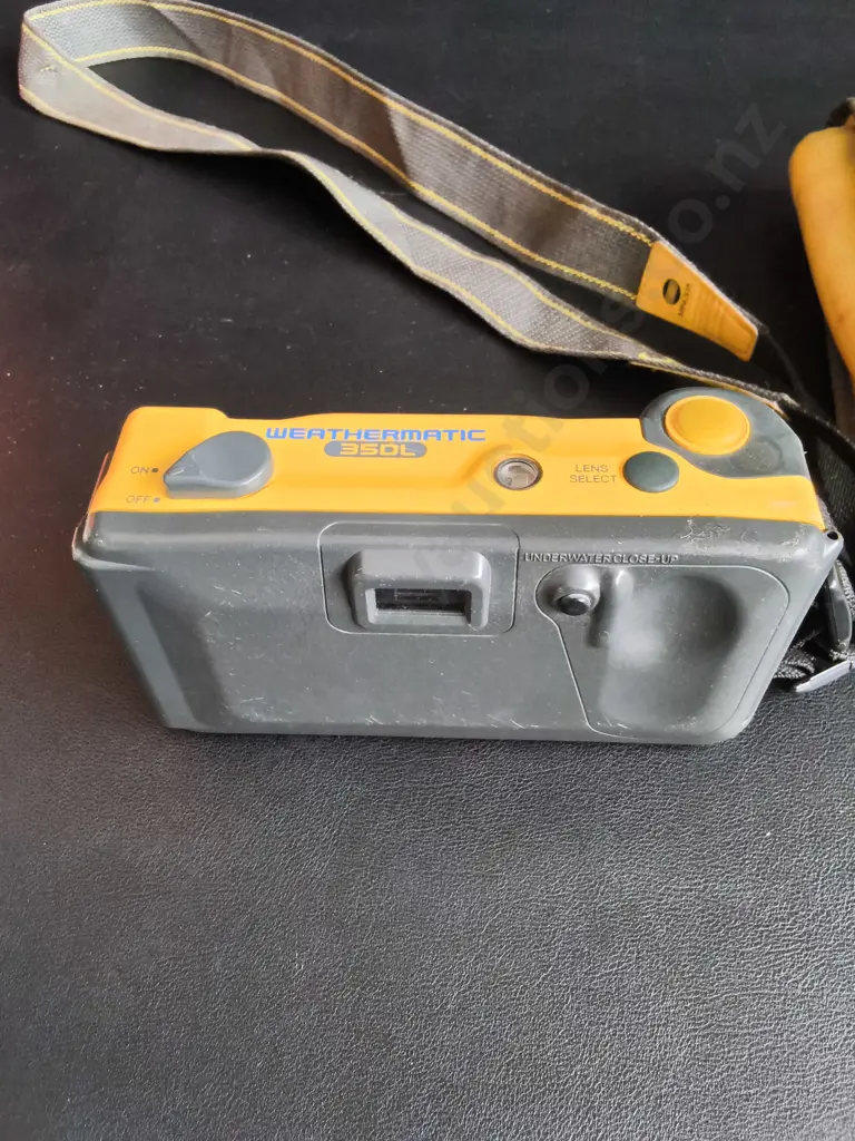 VINTAGE YELLOW MINOLTA WEATHERMATIC WATERPROOF 35MM FILM CAMERA AND CASE Image 1++