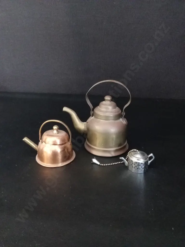 3 VINTAGE TEAPOTS TALLEST H13CM Image 1++