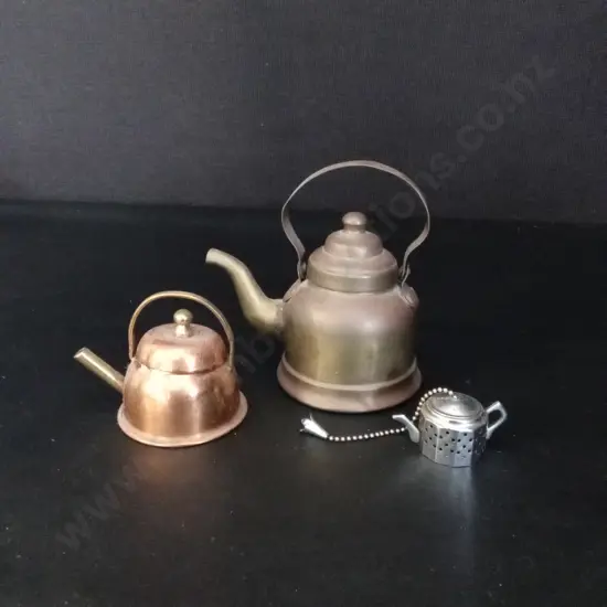 3 VINTAGE TEAPOTS TALLEST H13CM