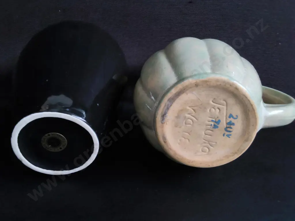 VINTAGE NEW ZEALAND POTTERY, TEMUKA WARE ELECTRIC JUG AND CLAYWPRKS VASE, TALLEST H 27 CM Image 1++